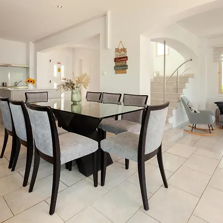 Infinity Luxury 4 Bedroom Villa *