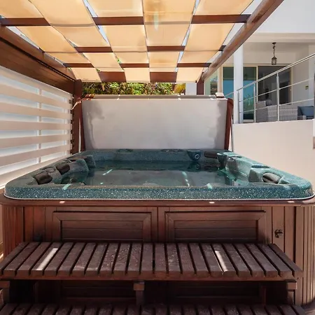 Infinity Luxury 4 Bedroom Villa
